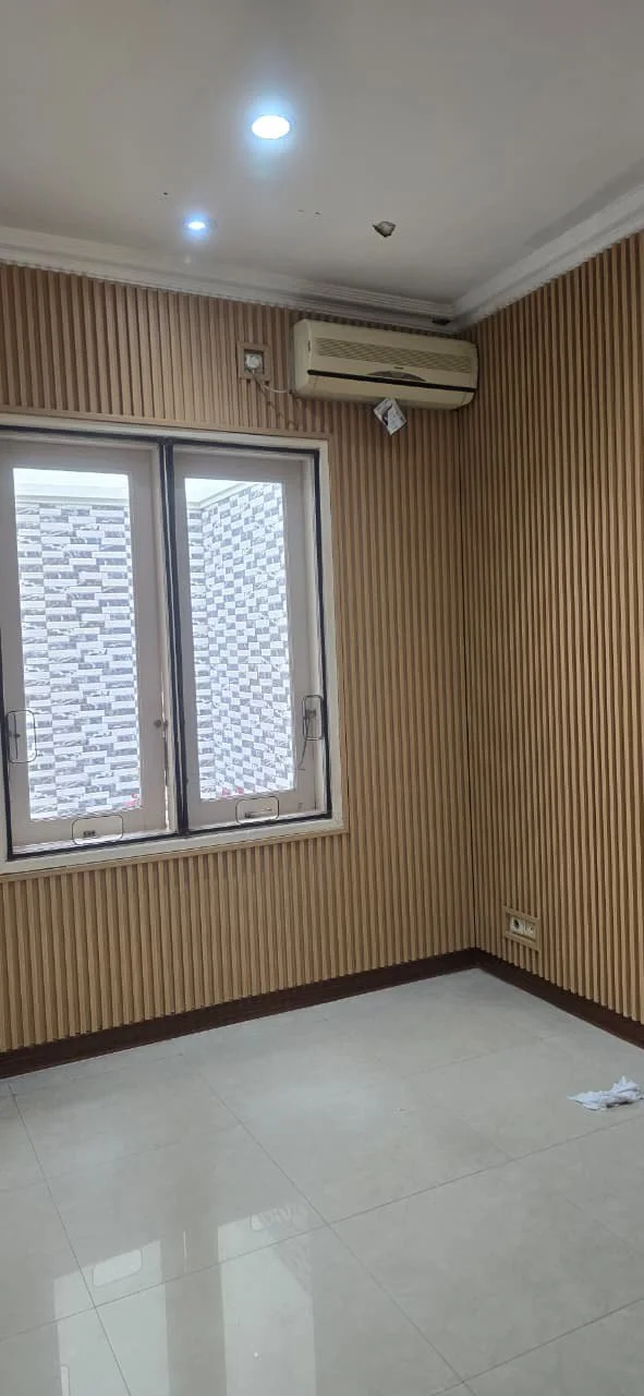 Disewakan Rumah Siap Huni 2 Lantai Lokasi Strategis di Cluster Royal Park Citraland Surabaya Barat - Thumbnail 4