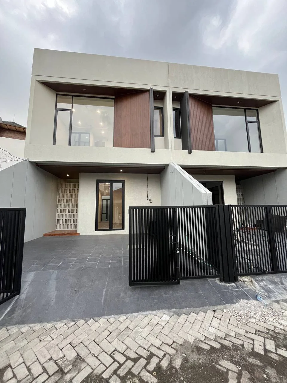 Dijual Rumah Baru Gress Harga Murah Lokasi Strategis di Klampis Semolo Surabaya Timur