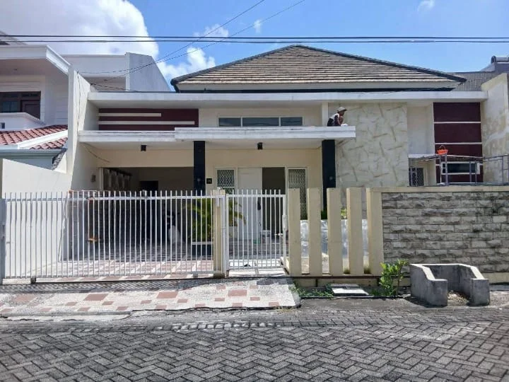 Disewakan Rumah 1 Lantai Siap Huni Manyar Tirtoasri Surabaya Timur - Image 1