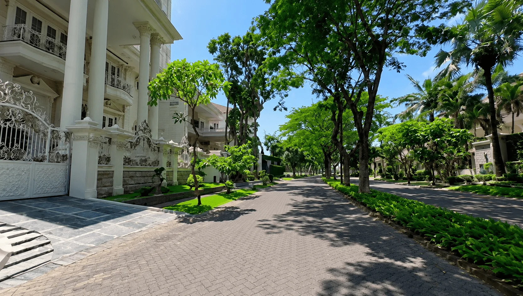 DIJUAL Rumah Mewah di Bukit Darmo Golf Regency, Hunian Prestisius di Surabaya Barat - Thumbnail 13