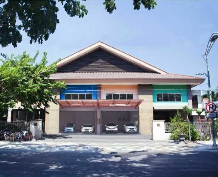 Disewakan bangunan ex showroom mobil di kawasan strategis Jalan Ngemplak, Surabaya Pusat.
