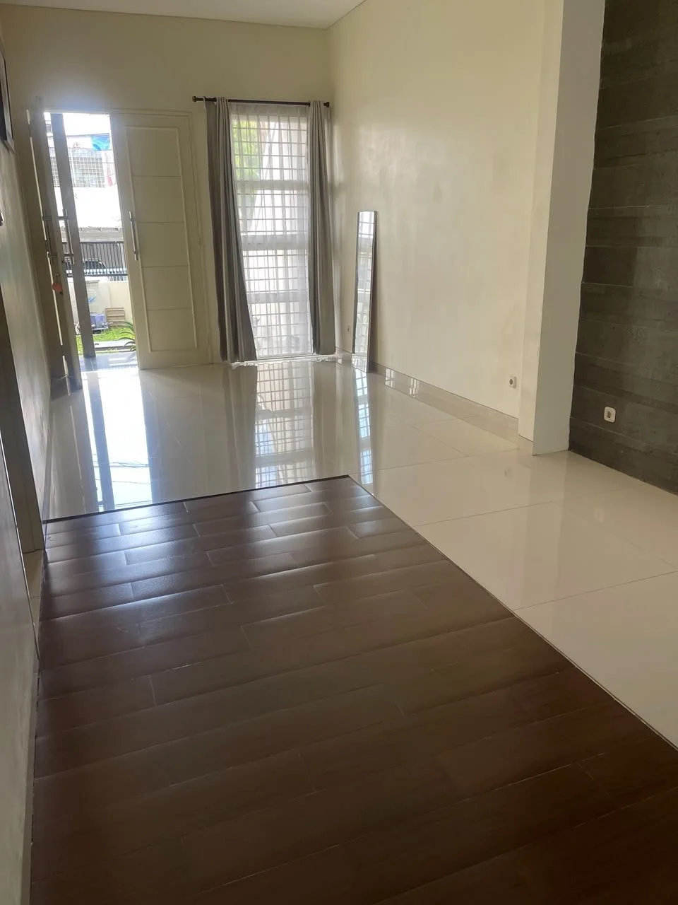 Dijual Rumah Cantik Strategis Semi Furnish di Wilayah Darmo Permai Selatan Surabaya Barat - Thumbnail 3