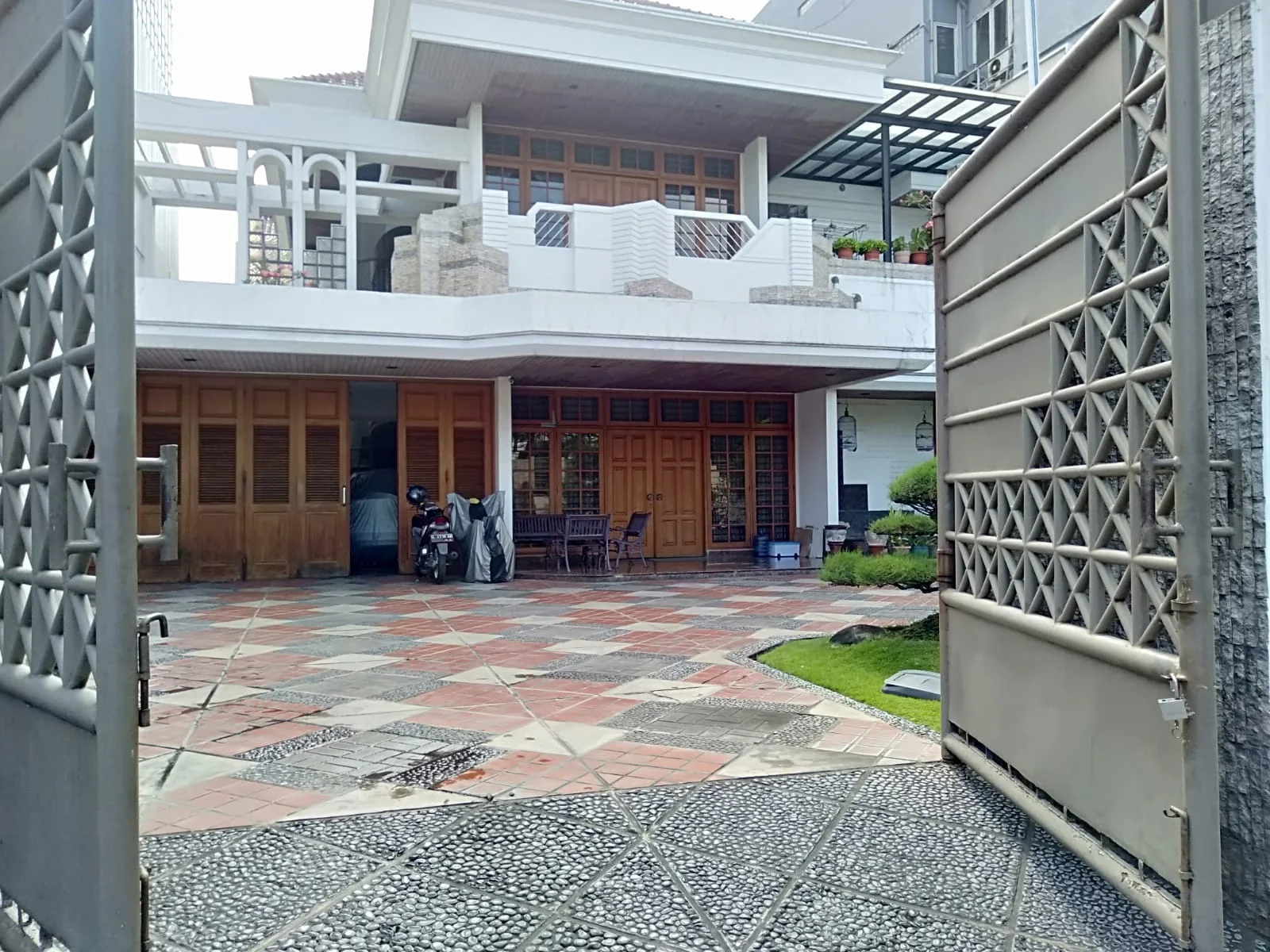 Dijual Rumah Mewah Fasilitas Lengkap Lokasi Prestisius Kawasan Cempaka, Surabaya Pusat - Thumbnail 7