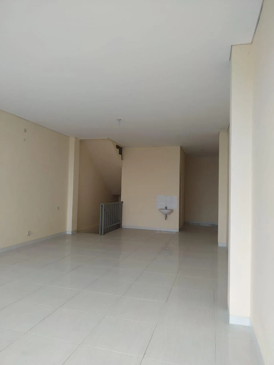 Dijual/Disewakan Ruko 3 Lantai Strategis Siap Untuk Usaha di Wilayah Jalan Raya Menganti Babatan Wiyung Surabaya Barat - Thumbnail 6