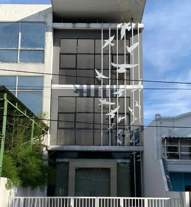 Dijual/Disewakan Ruko 3 Lantai Strategis Siap Untuk Usaha di Wilayah Jalan Raya Menganti Babatan Wiyung Surabaya Barat - Image 1