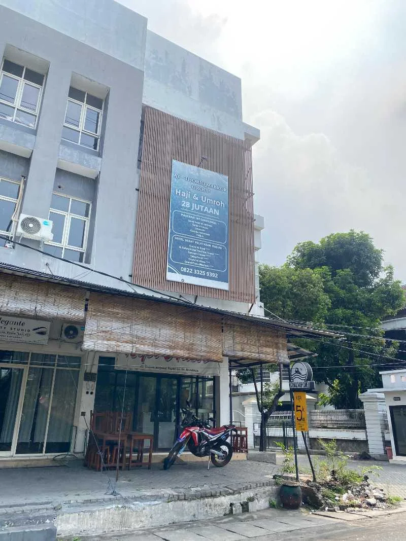 Disewakan Ruko Hook 3 Lantai Strategis di Raya Dukuh Kupang Surabaya Barat - Image 1