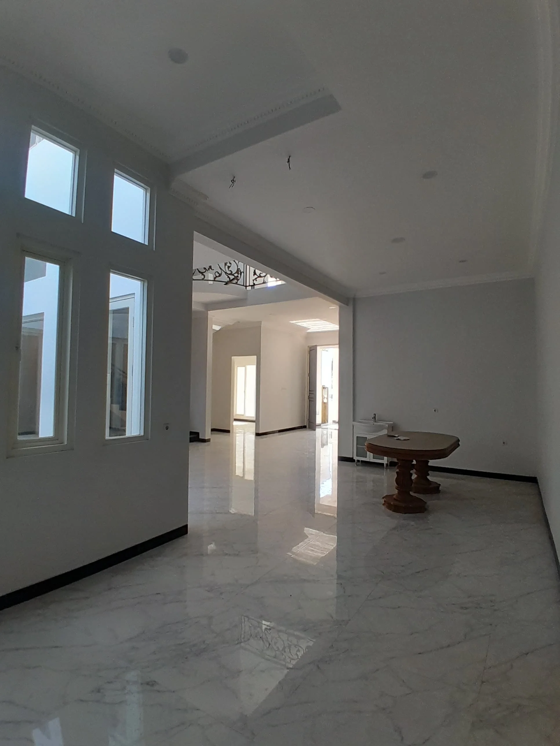 Dijual Rumah Mewah Semi Furnished Kawasan Strategis di Jemur Andayani, Wonocolo, Surabaya Selatan - Thumbnail 2
