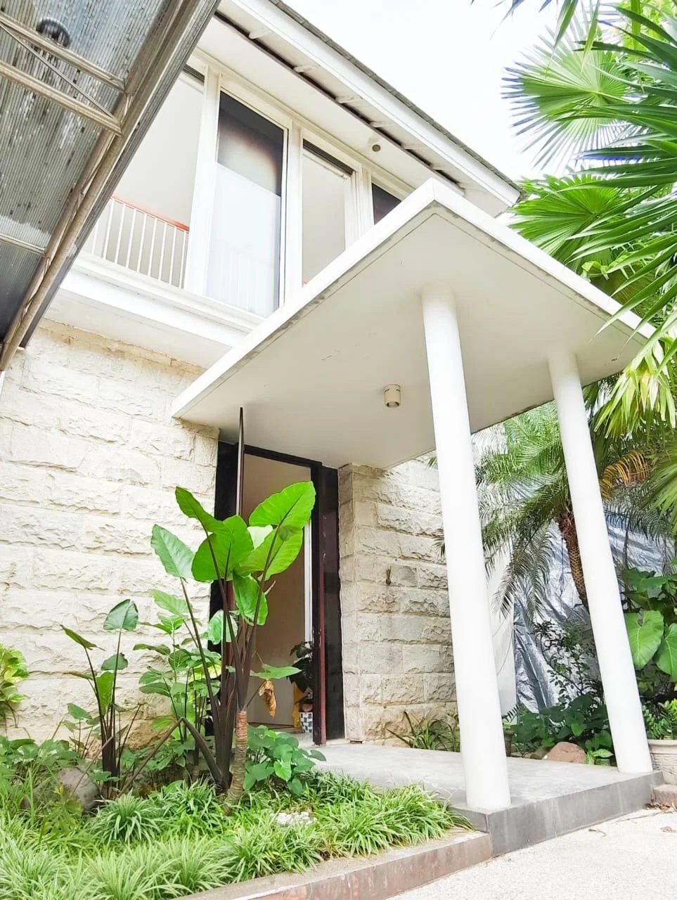 Dijual Rumah Mewah Lokasi Premium Siap Huni Royal Park Surabaya Barat - Thumbnail 2
