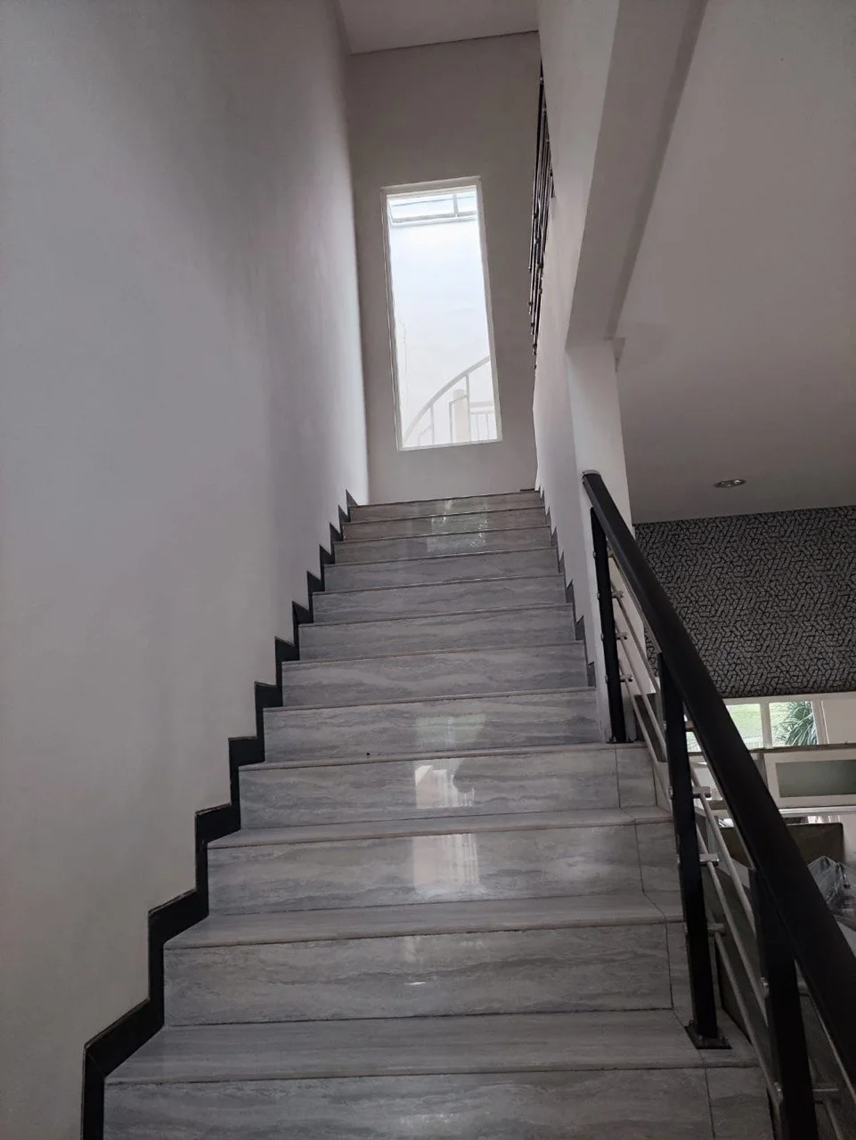 Disewakan Rumah Design Modern Minimalis Full Furnish Taman Puspa Raya Citraland Surabaya Barat - Thumbnail 8