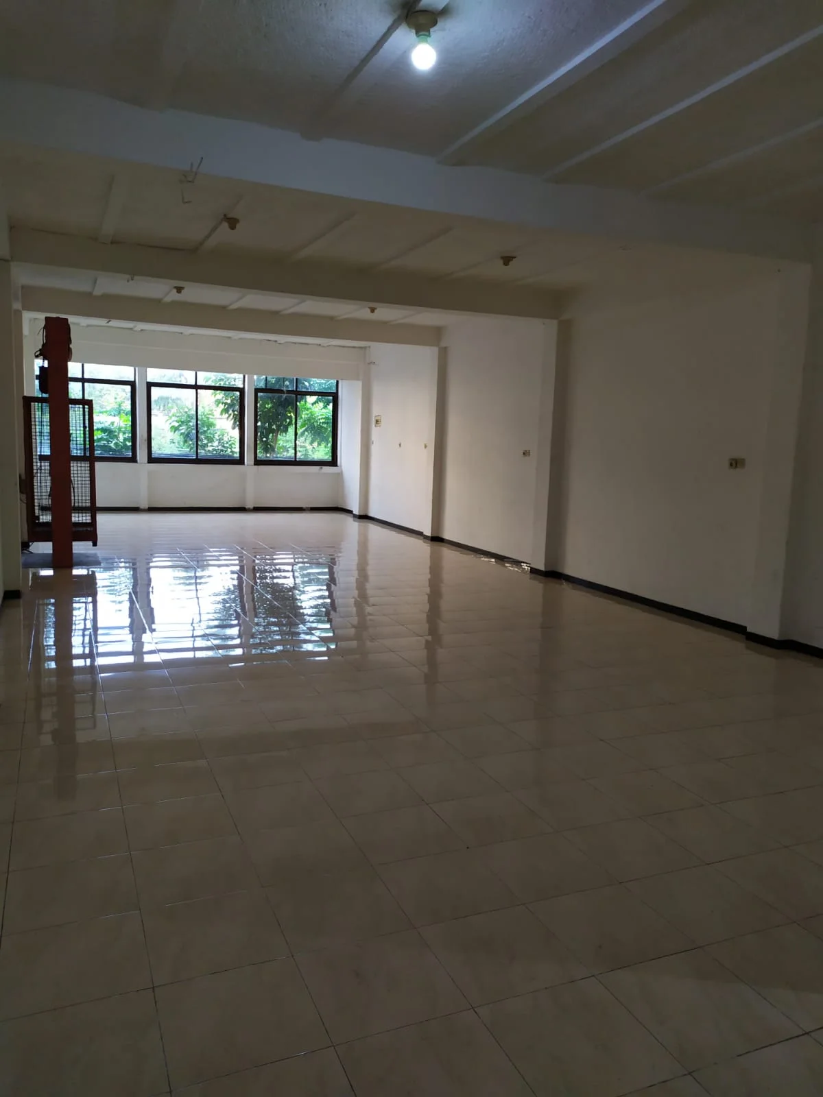 Ruko 3,5 Lantai Strategis Pusat Kota Disewakan Murah di Raya Kedungdoro Surabaya Pusat - Image 1