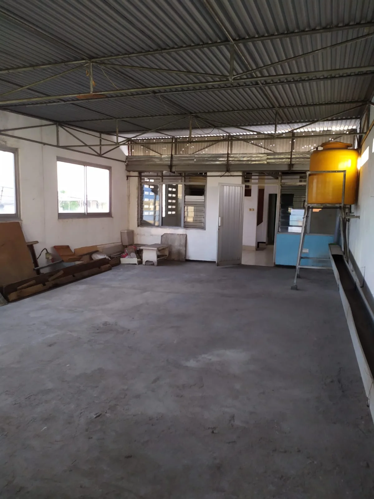 Ruko 3,5 Lantai Strategis Pusat Kota Disewakan Murah di Raya Kedungdoro Surabaya Pusat - Thumbnail 3