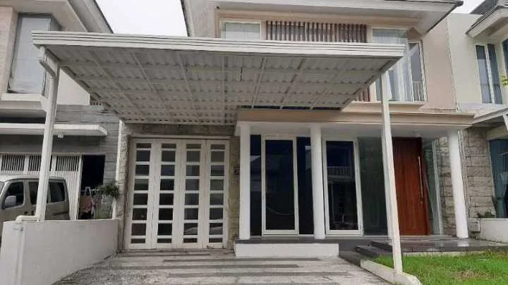 Dijual / Disewakan Rumah Siap Huni Lokasi Premium The Greenlake Citraland Surabaya Barat