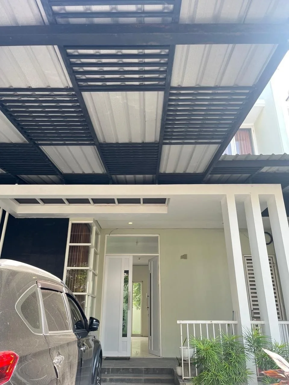 Disewakan Rumah 2 Lantai Siap Huni Lokasi Premium di Royal Residence Surabaya Barat - Image 1