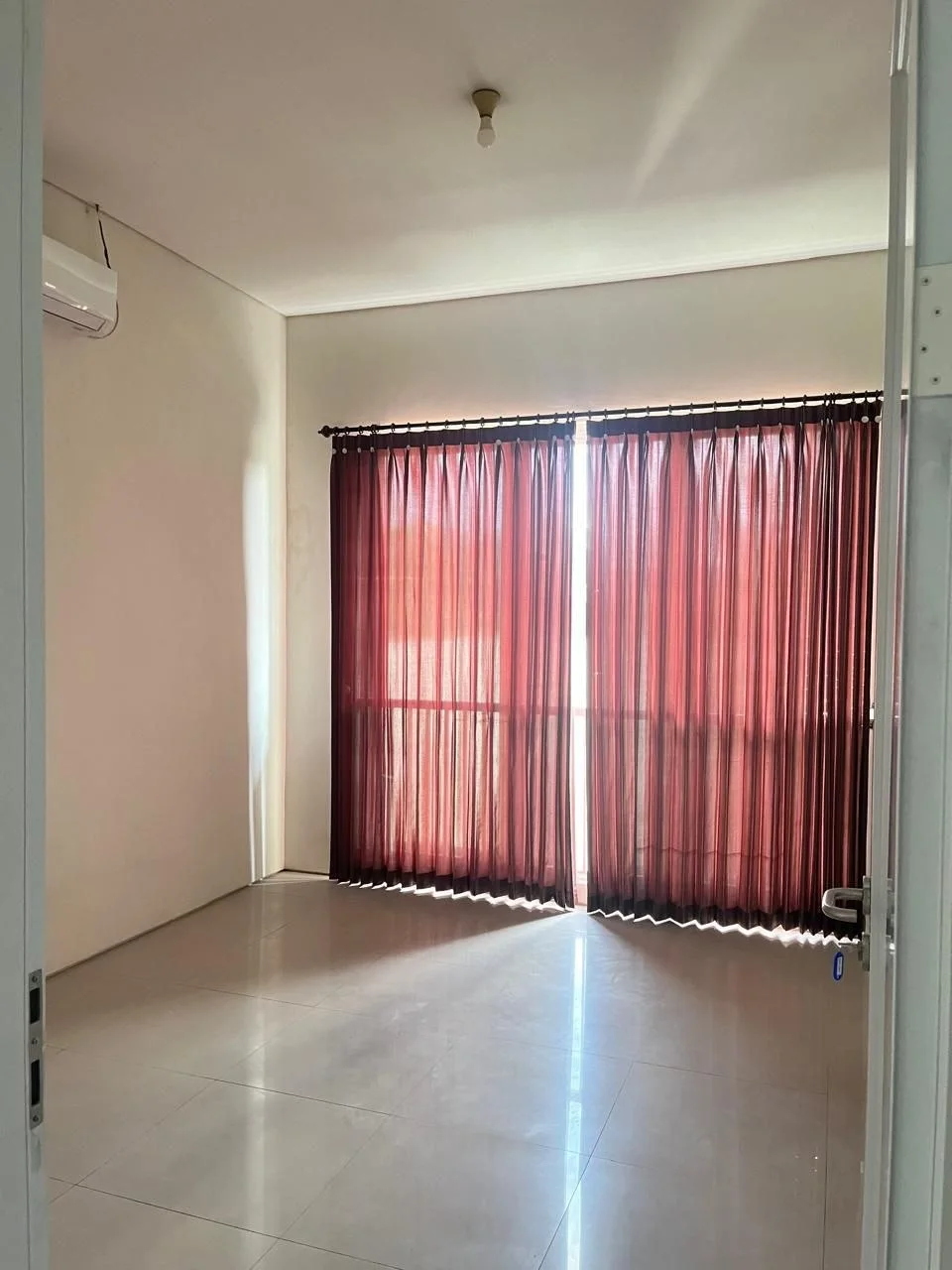 Disewakan Rumah 2 Lantai Siap Huni Lokasi Premium di Royal Residence Surabaya Barat - Thumbnail 4