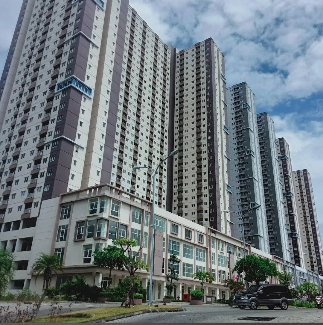 Disewakan Unit Apartemen 2 BR Full Furnished Lokasi Strategis di Puncak Dharmahusada Surabaya Timur - Image 1