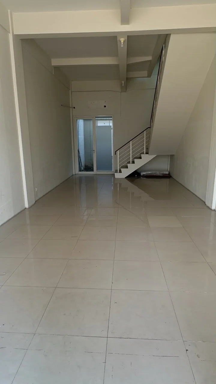 Disewakan Ruko 3 Lantai Strategis Cocok Untuk Usaha di Wilayah Northwest Boulevard Surabaya Barat - Thumbnail 2