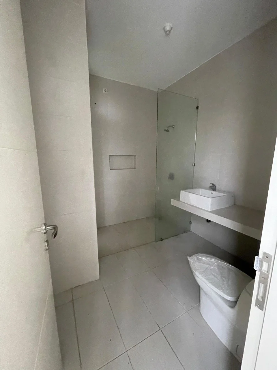 Dijual Rumah Nyaman dan Elegan di Kawasan The GreenLake CitraLand Surabaya Barat - Thumbnail 3