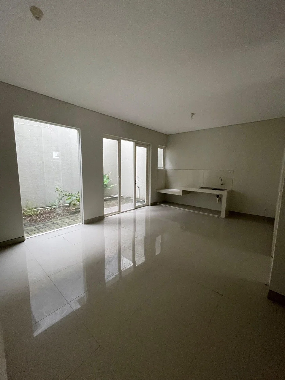 Dijual Rumah Nyaman dan Elegan di Kawasan The GreenLake CitraLand Surabaya Barat - Thumbnail 4