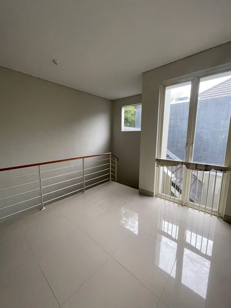 Dijual Rumah Nyaman dan Elegan di Kawasan The GreenLake CitraLand Surabaya Barat - Thumbnail 7