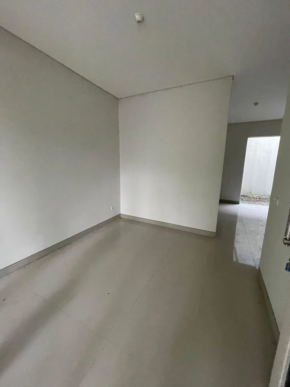 Dijual Rumah Nyaman dan Elegan di Kawasan The GreenLake CitraLand Surabaya Barat - Thumbnail 8