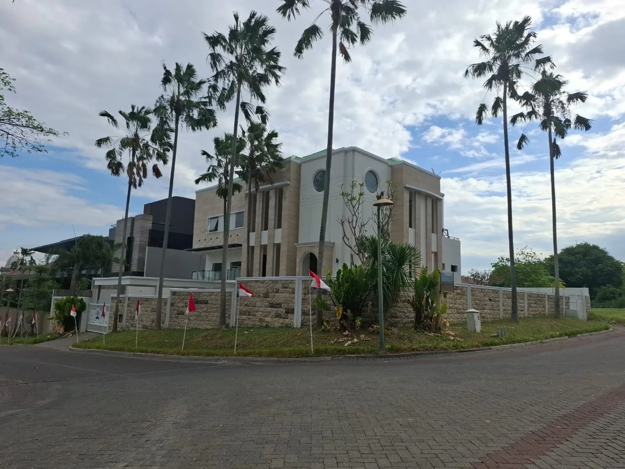 Dijual Hunian Mewah Kawasan Premium Strategis Puncak Golf Citraland Surabaya Barat - Image 1