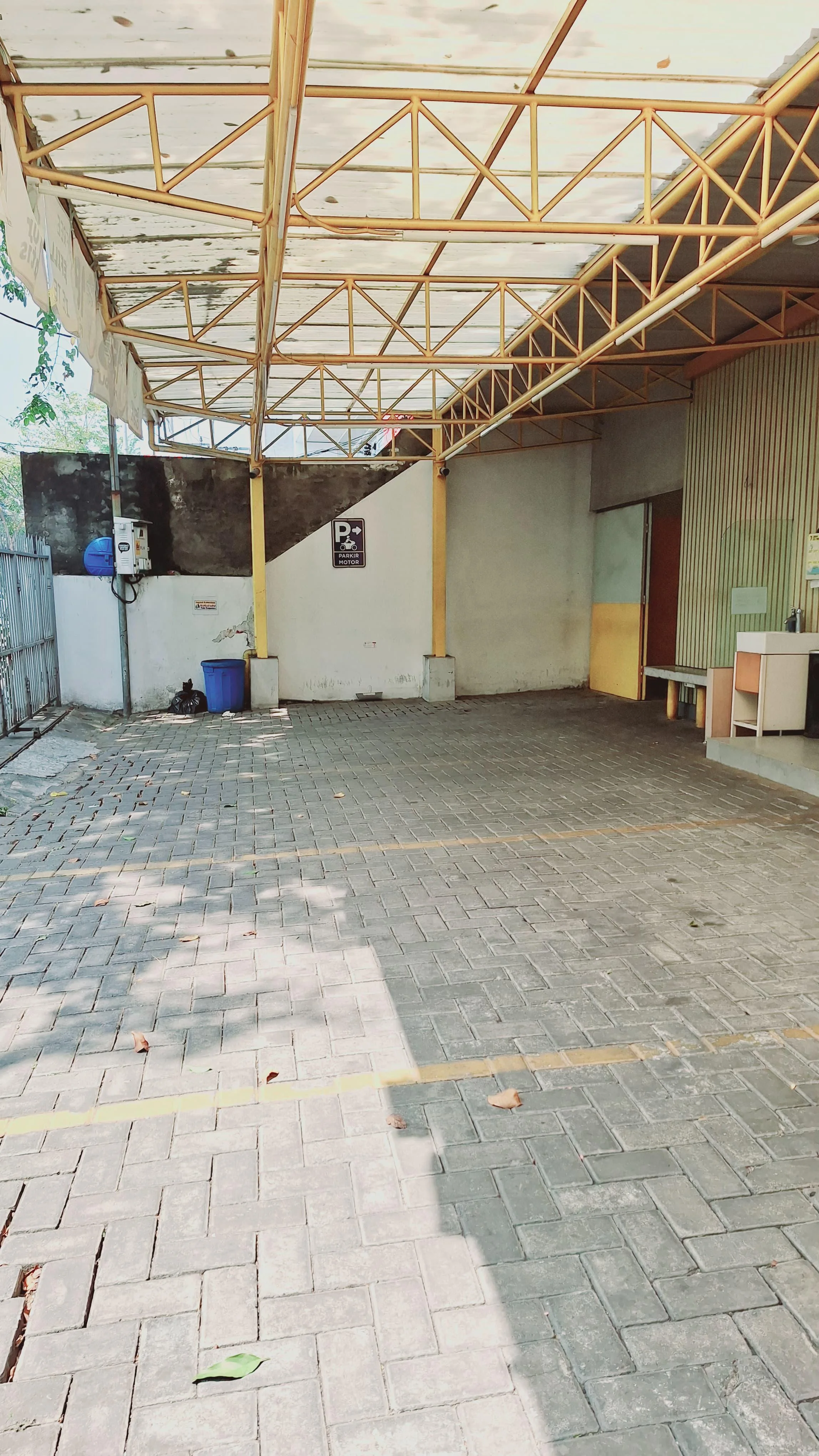 Disewakan Bangunan Bekas Restoran Dengan Lokasi Sangat Strategis di Nol Jalan Raya Nginden, Surabaya Timur - Thumbnail 2