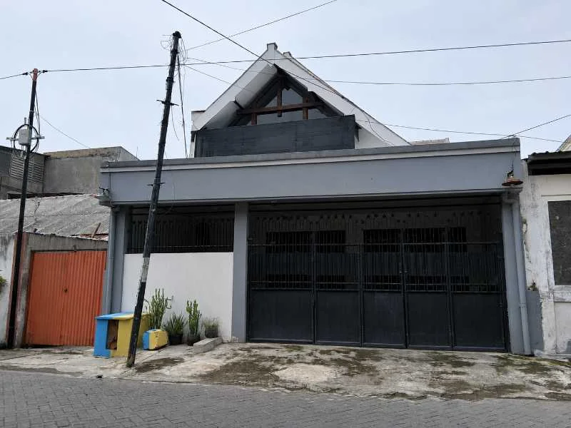 Dijual Rumah 2 Lantai Lokasi Ramai & Dekat MERR di Karang Empat Besar, Tambaksari, Surabaya Timur - Image 1