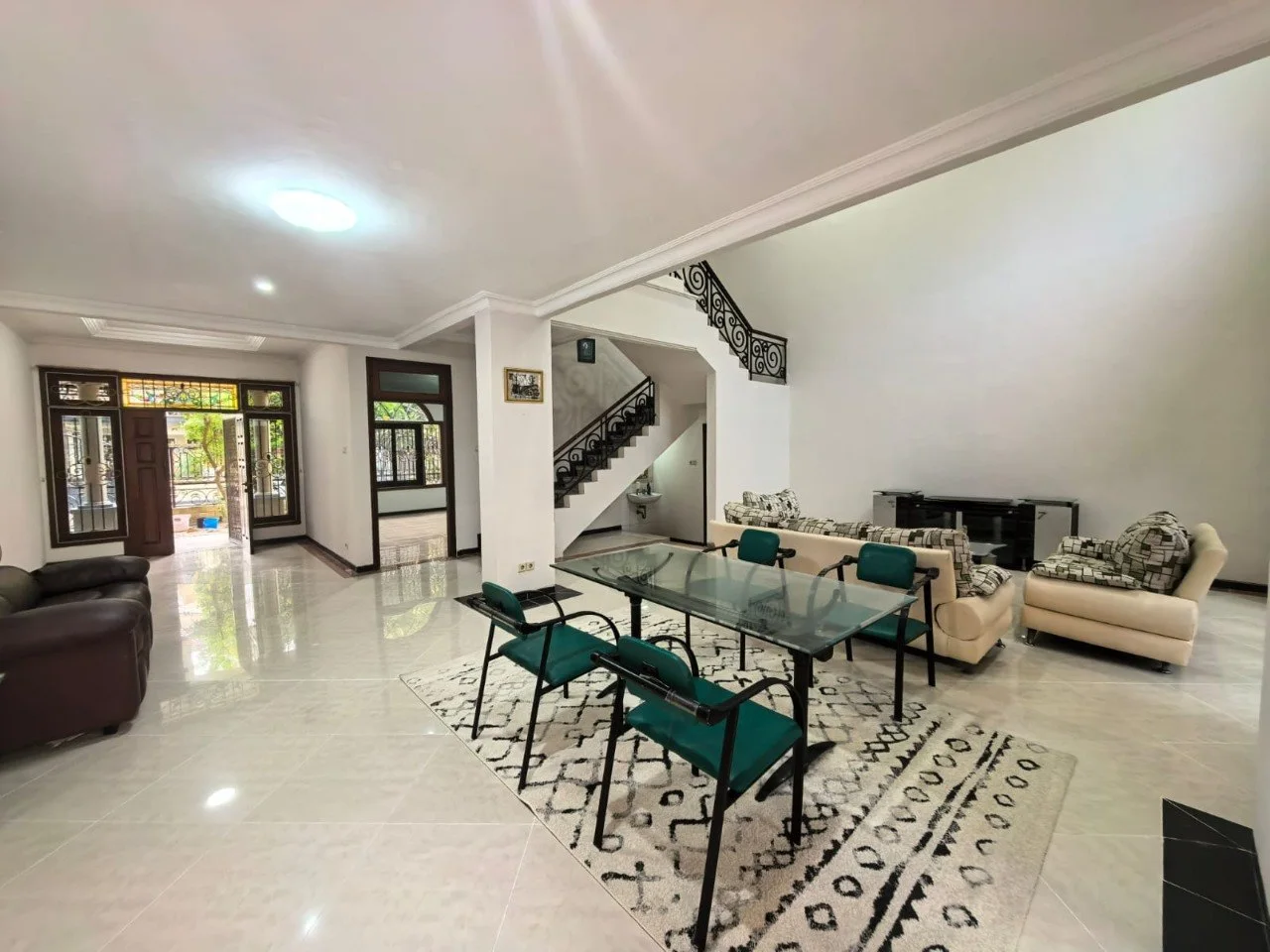 Dijual/Disewakan Rumah Mewah Nyaman di Kawasan Villa Bukit Mas Monaco Surabaya Barat - Thumbnail 8