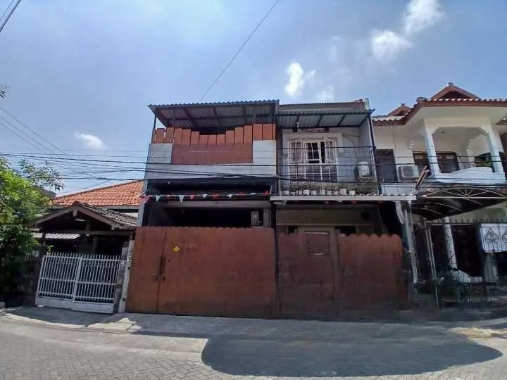 Dijual Rumah 2 Lantai Bangunan Kokoh Siap Huni di Kawasan Baratajaya Surabaya Timur - Image 1