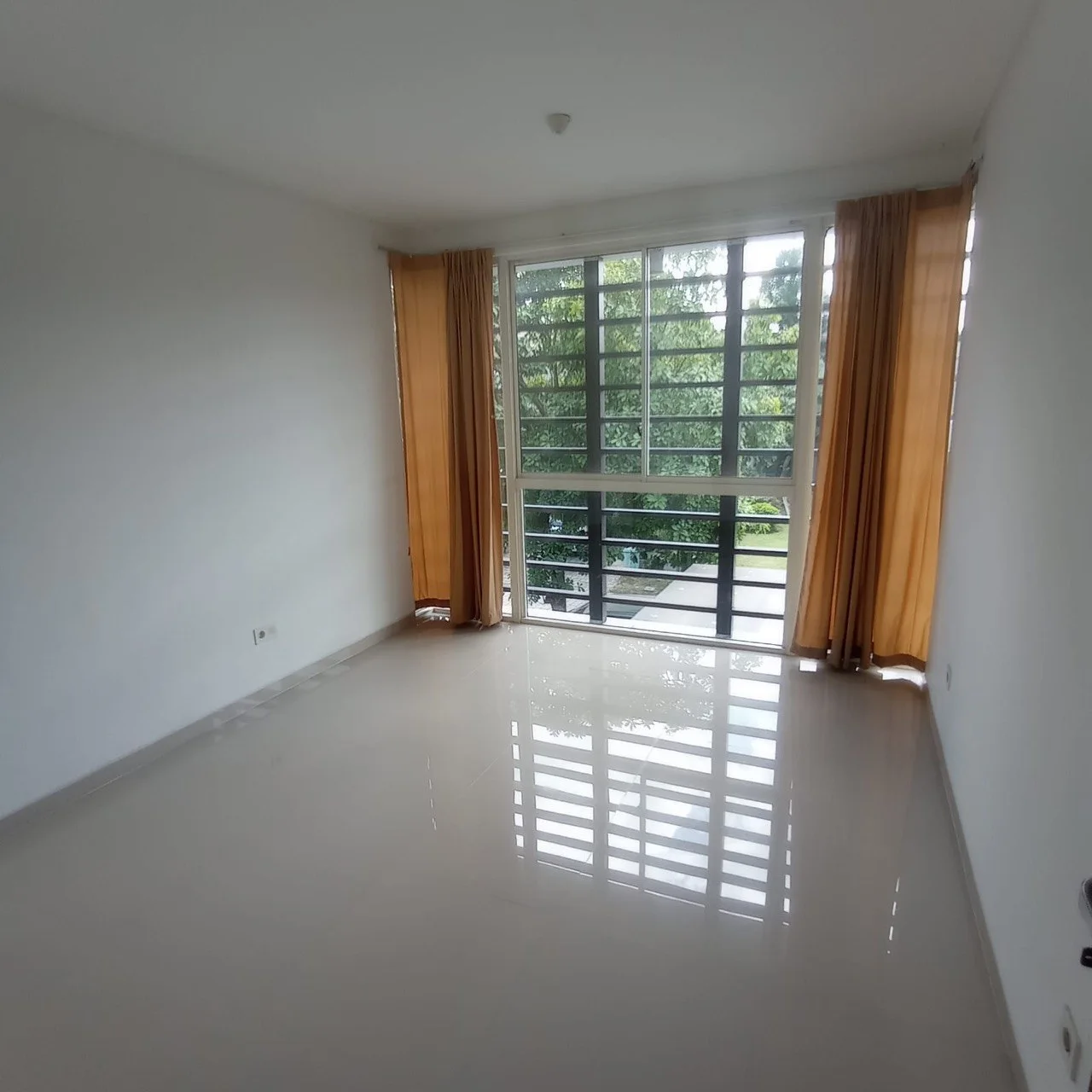 Disewakan Rumah Bagus Graha Natura Surabaya Barat - Thumbnail 5