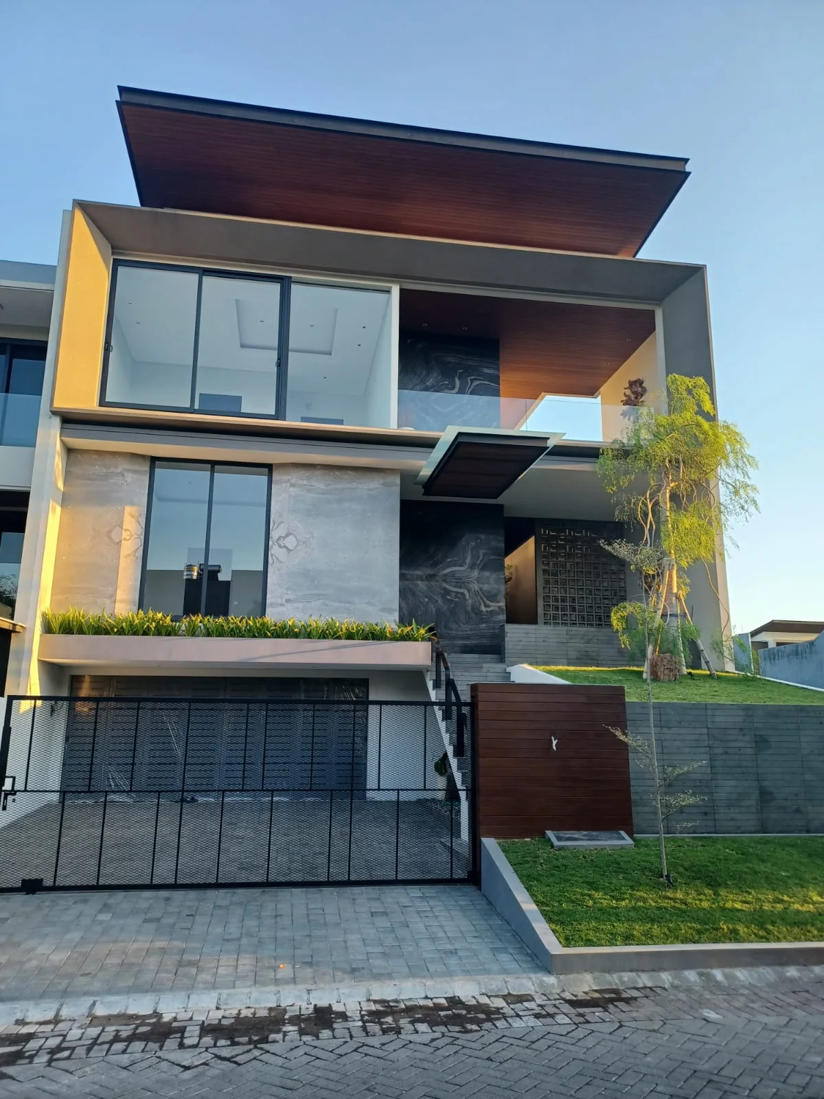 Jual For Sale Hot Rumah Mewah Konsep Villa Area Golf di Bukit Golf Mediterania Somerset Citraland Surabaya Barat - Image 1