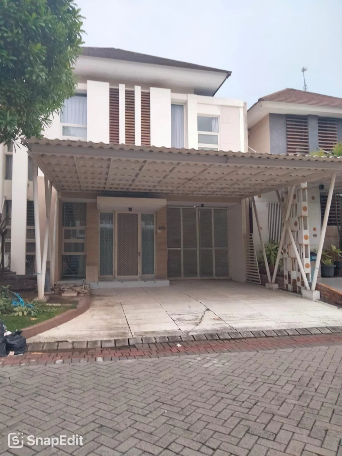 Disewakan Rumah Semi Furnished di East Coast Park Pakuwon City Surabaya Timur - Image 1