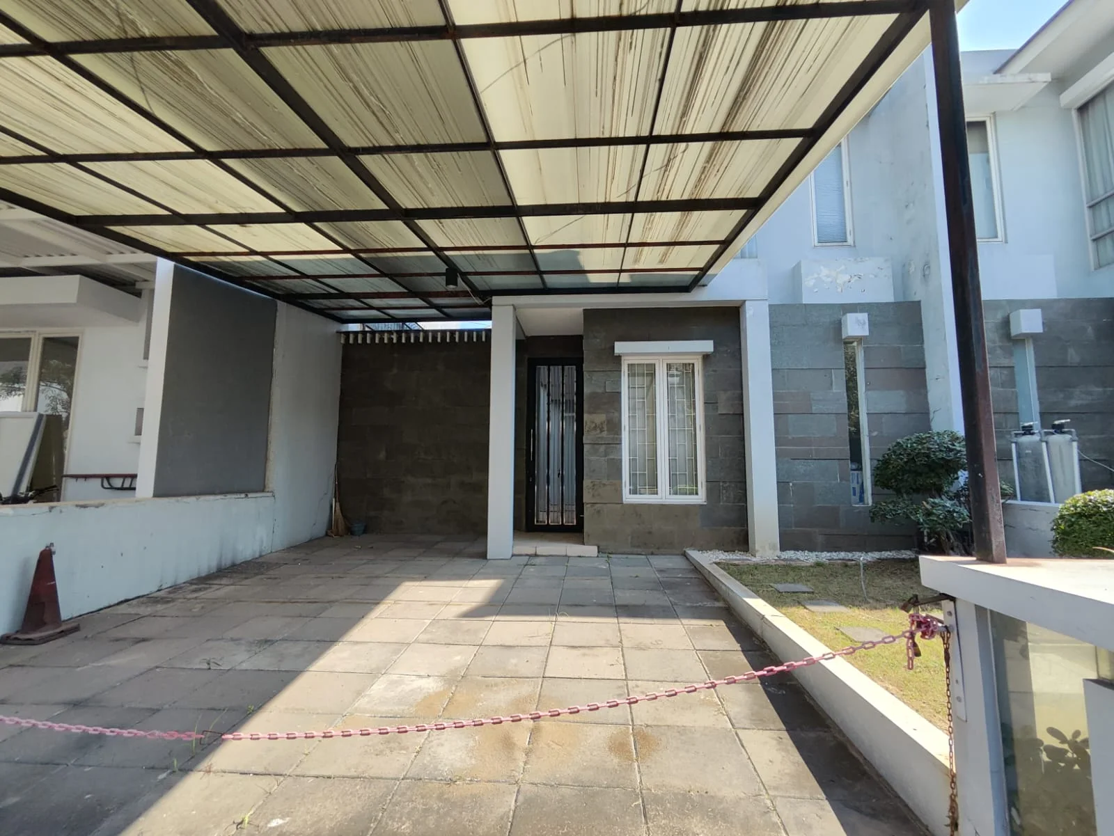 Disewakan Rumah Siap Huni Minimalis Harewood Royal Residence Surabaya Barat - Image 1
