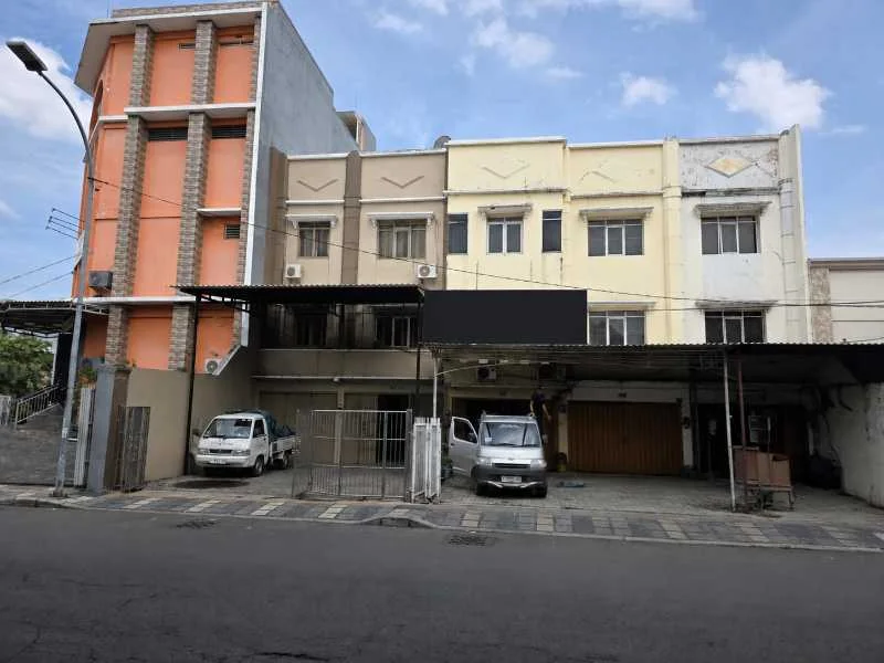 Dijual/Disewakan 2 Ruko Jejer Strategis di Jalan Arjuna Surabaya Pusat - Image 1