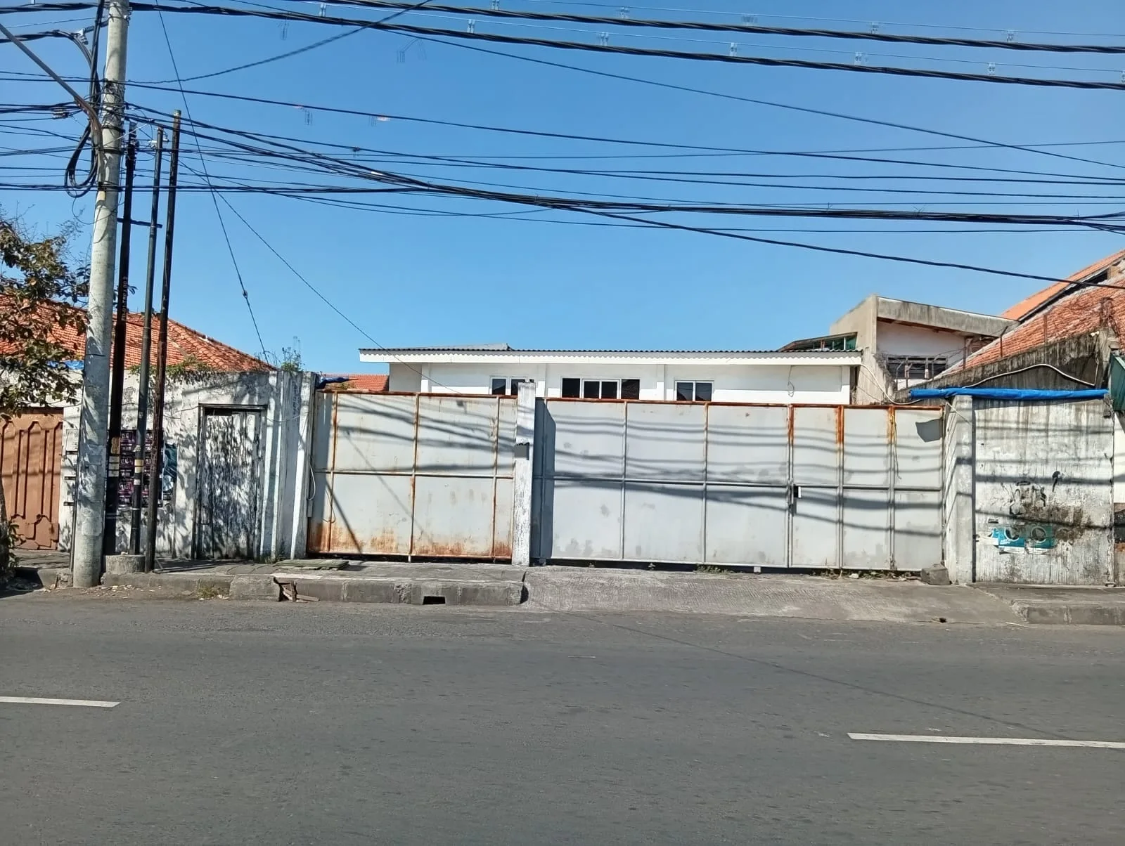 Dijual/Disewakan Rumah Usaha Lokasi Komersial Strategis Raya Tambak Rejo Surabaya Timur - Image 1