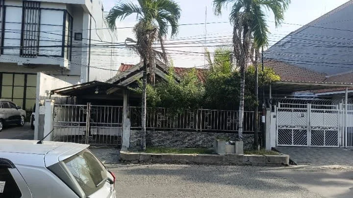 Disewakan Rumah Strategis di Raya Darmo Permai Selatan Surabaya Barat - Image 1