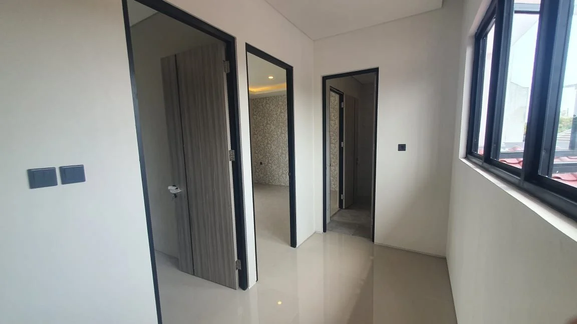 Dijual Rumah Modern Minimalis Kondisi New Gres di Kawasan Bukit Palma, Citraland Utara Surabaya Barat - Thumbnail 3