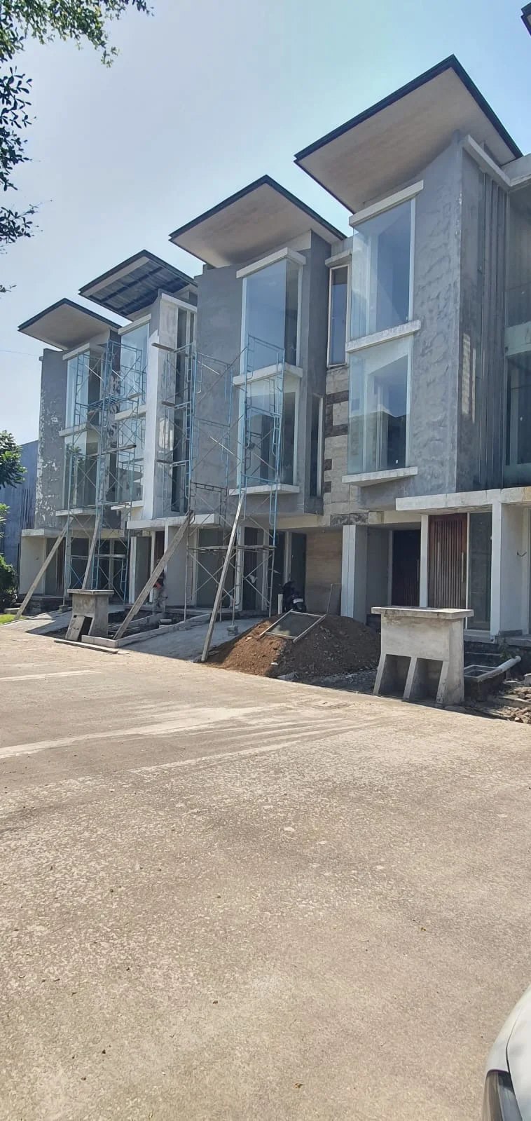Jual Rumah 3 Lantai Baru Gress Modern Minimalis Lokasi Strategis Gunung Anyar Surabaya Selatan - Image 1