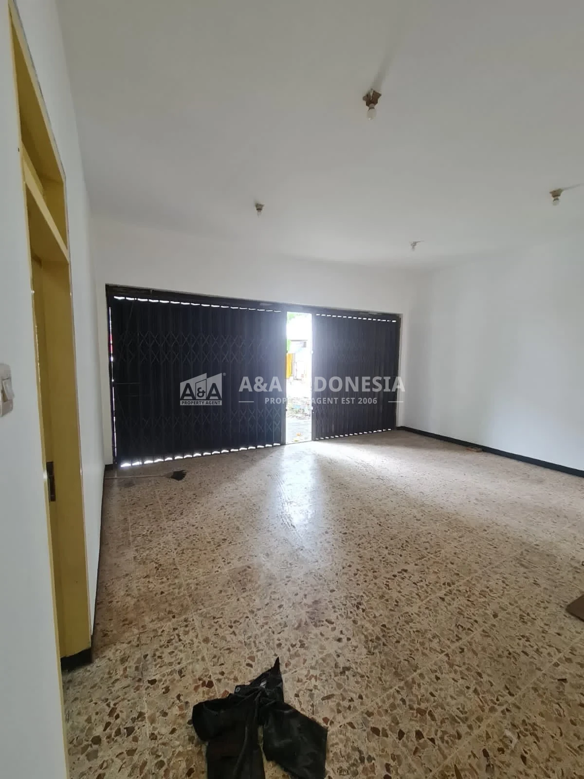 Disewakan Rumah Usaha 2 Lantai Cocok Untuk Usaha Lokasi Ramai di Raya Karang Empat Besar Surabaya Timur - Thumbnail 2