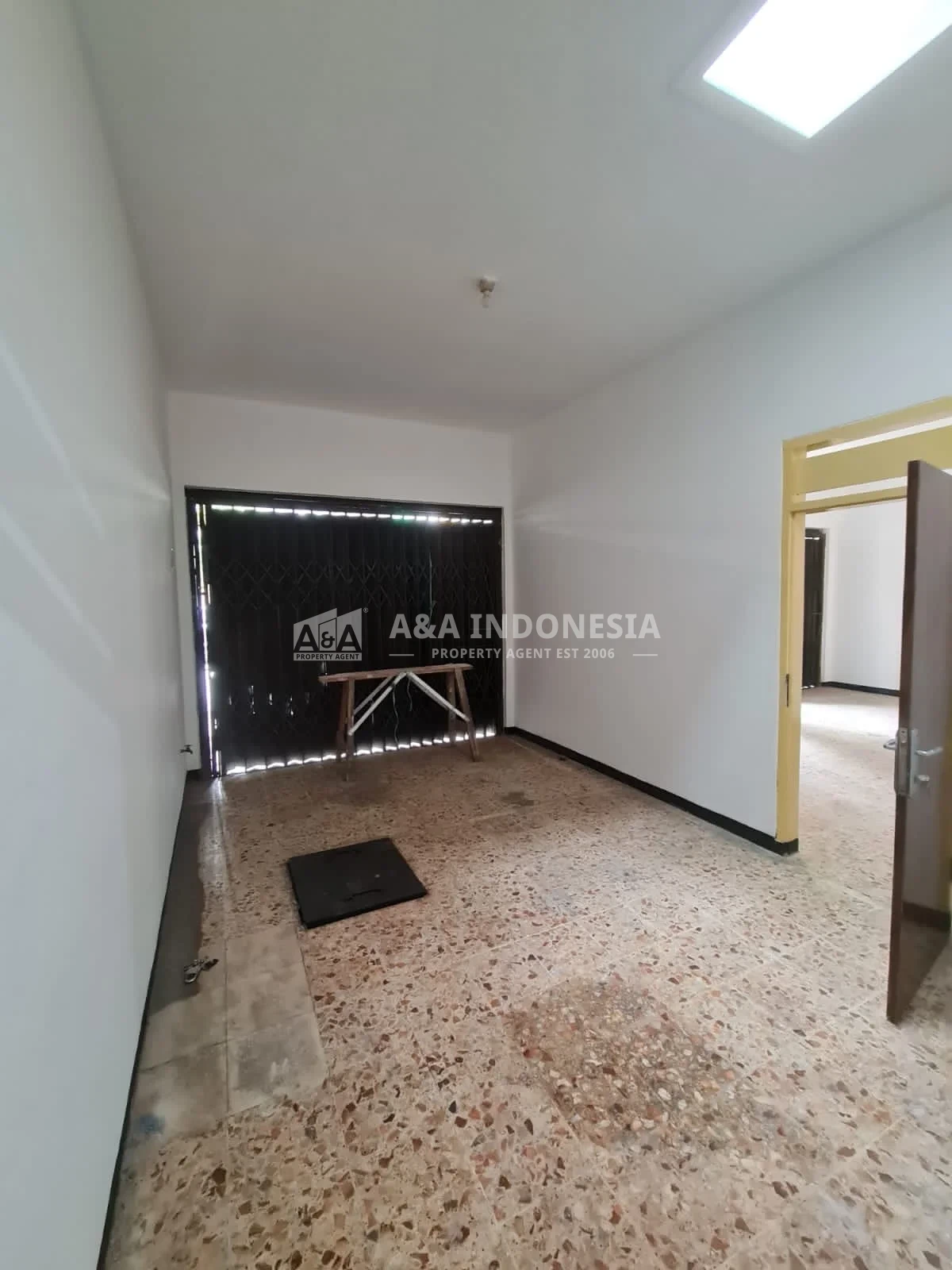 Disewakan Rumah Usaha 2 Lantai Cocok Untuk Usaha Lokasi Ramai di Raya Karang Empat Besar Surabaya Timur - Thumbnail 3