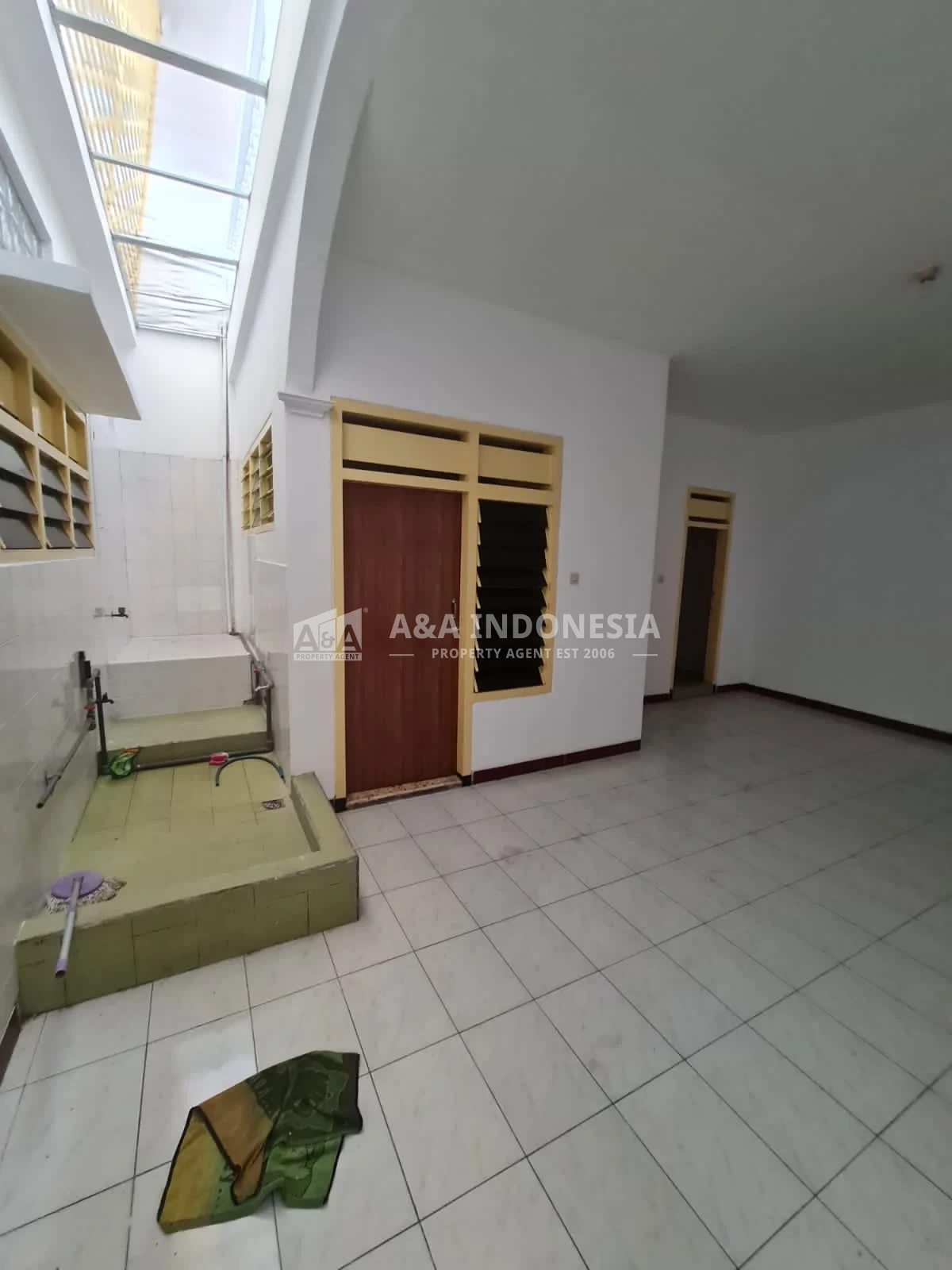 Disewakan Rumah Usaha 2 Lantai Cocok Untuk Usaha Lokasi Ramai di Raya Karang Empat Besar Surabaya Timur - Thumbnail 5