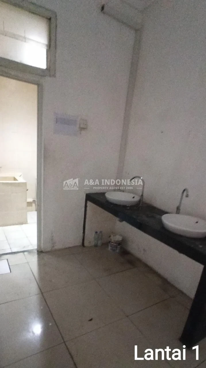 Dijual atau Disewakan Ruko Komersial Lokasi Strategis di Komplek RMI Ngagel Surabaya Timur - Image 1