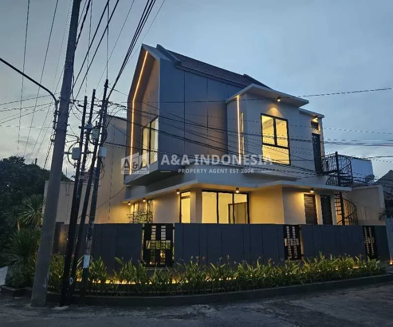 Jual Rumah Mewah 2 Lantai Baru Gress Tipe Scandinavian Lokasi Strategis di Babatan Pantai Surabaya Timur - Image 1
