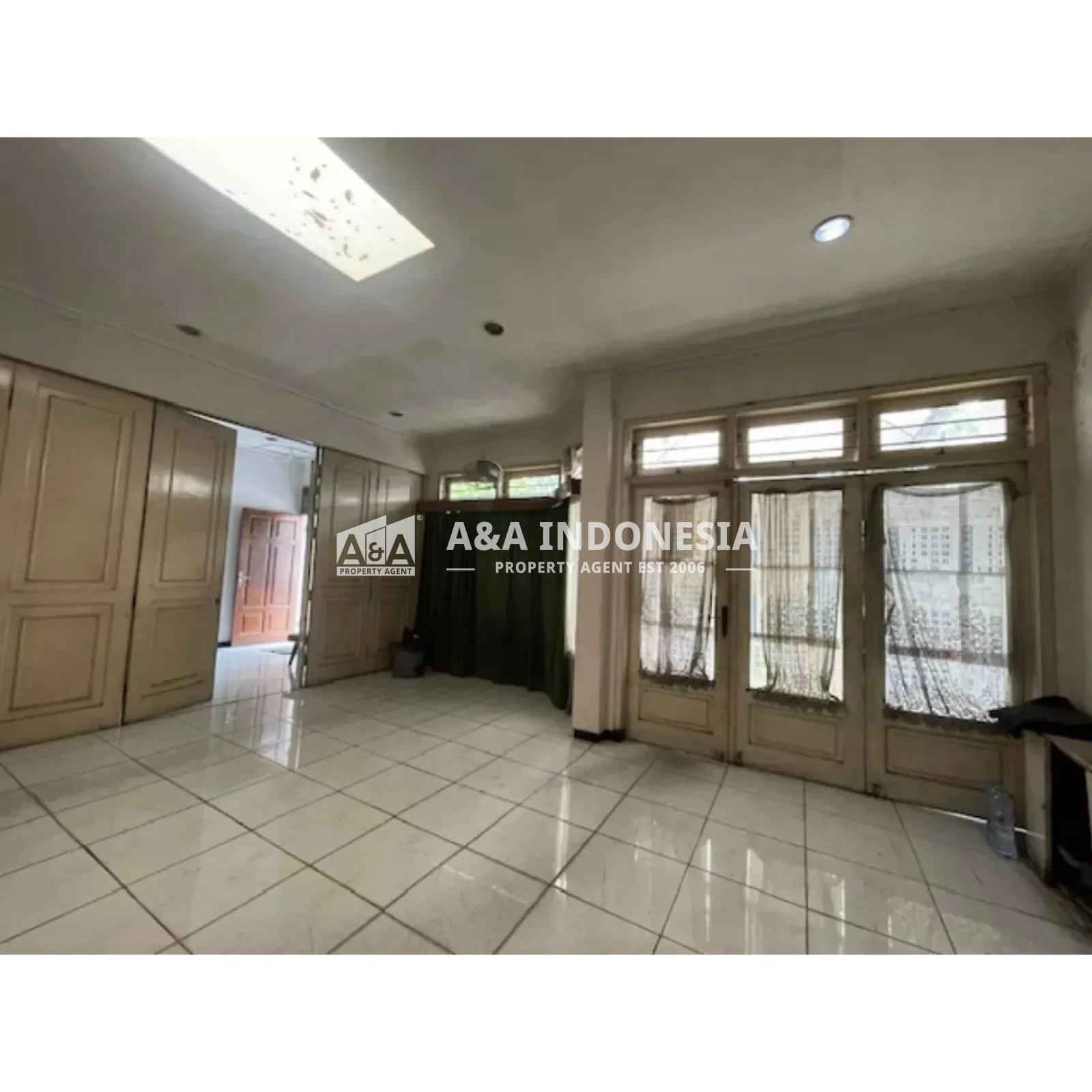 Dijual Rumah Usaha Lokasi Strategis Kedungsari Surabaya Pusat - Image 1