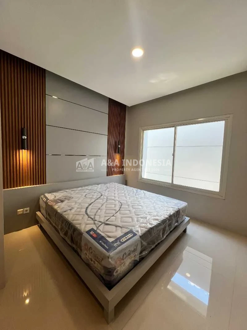 Jual Rumah Mewah Baru Lokasi Premium di Mocca Vrbana Dian Istana Surabaya Barat - Thumbnail 2