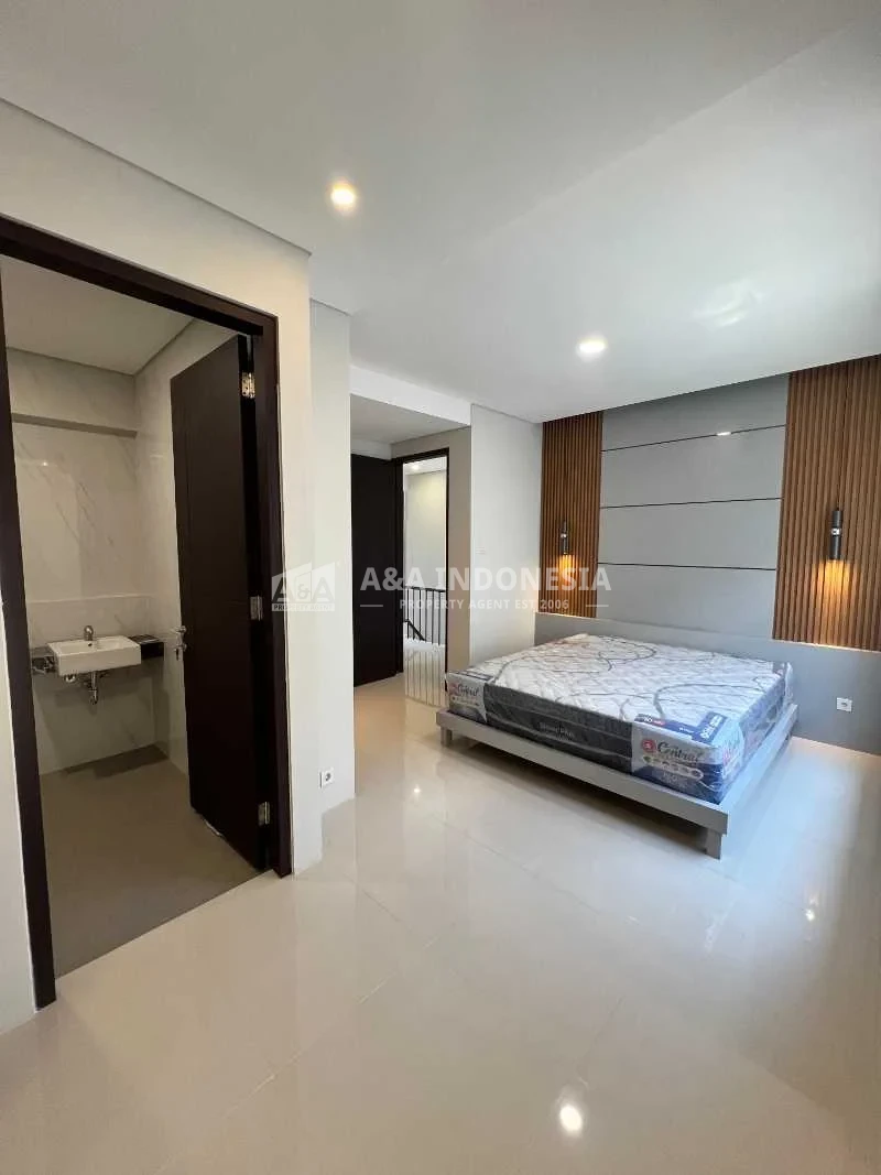 Jual Rumah Mewah Baru Lokasi Premium di Mocca Vrbana Dian Istana Surabaya Barat - Thumbnail 3