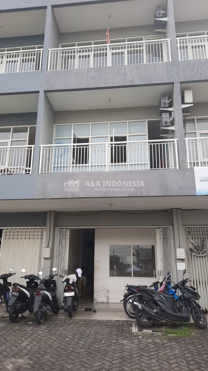 Disewakan Ruko Siap Pakai di Raya Dian Istana, Surabaya Barat - Image 1