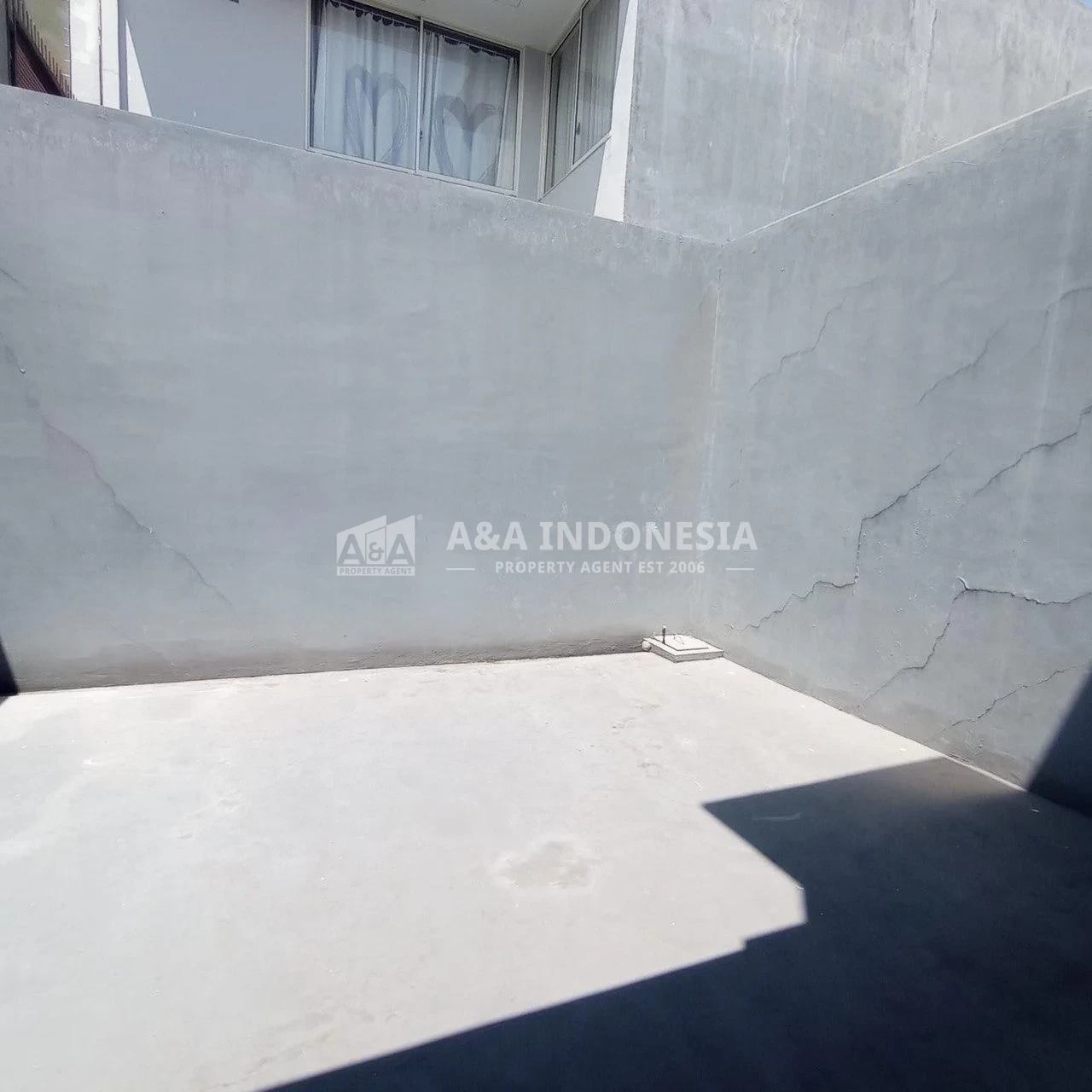 Disewakan Rumah Bagus Siap Huni Lokasi Strategis Graha Natura Surabaya Barat - Thumbnail 2