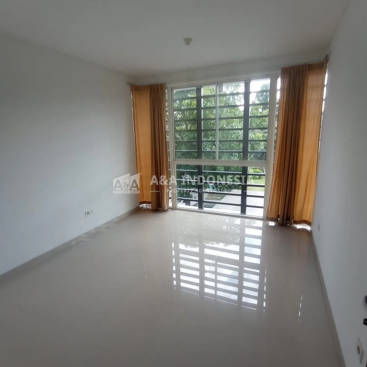 Disewakan Rumah Bagus Siap Huni Lokasi Strategis Graha Natura Surabaya Barat - Thumbnail 3