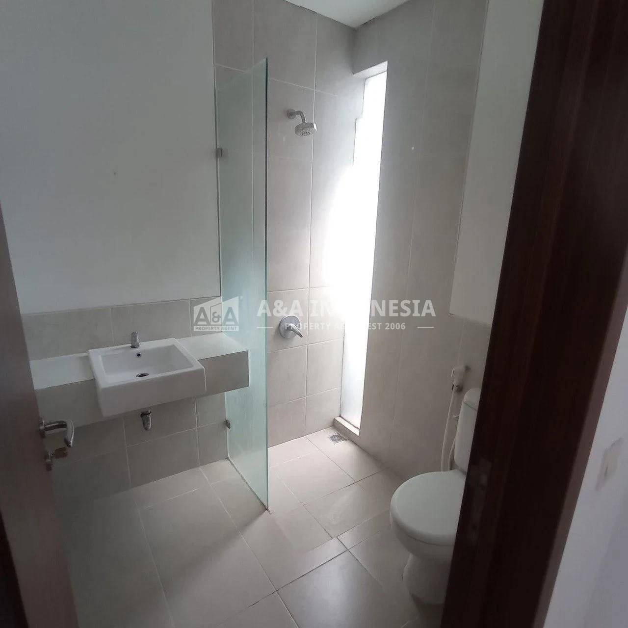 Disewakan Rumah Bagus Siap Huni Lokasi Strategis Graha Natura Surabaya Barat - Thumbnail 5